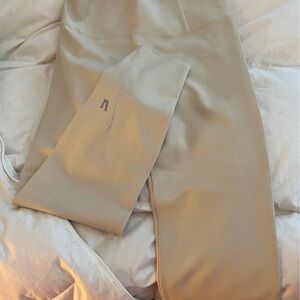 Vuori chilled out leggings size XL creamy color